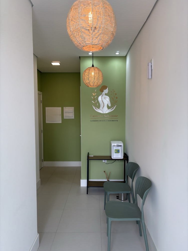 Recepção acolhedora da clínica em Joinville/SC