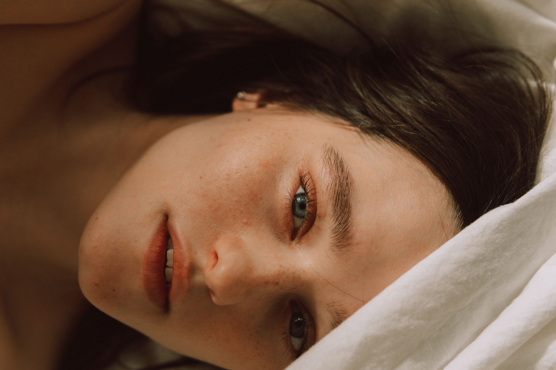 Tontura ao virar na cama: quando a fisioterapia vestibular pode ajudar na VPPB