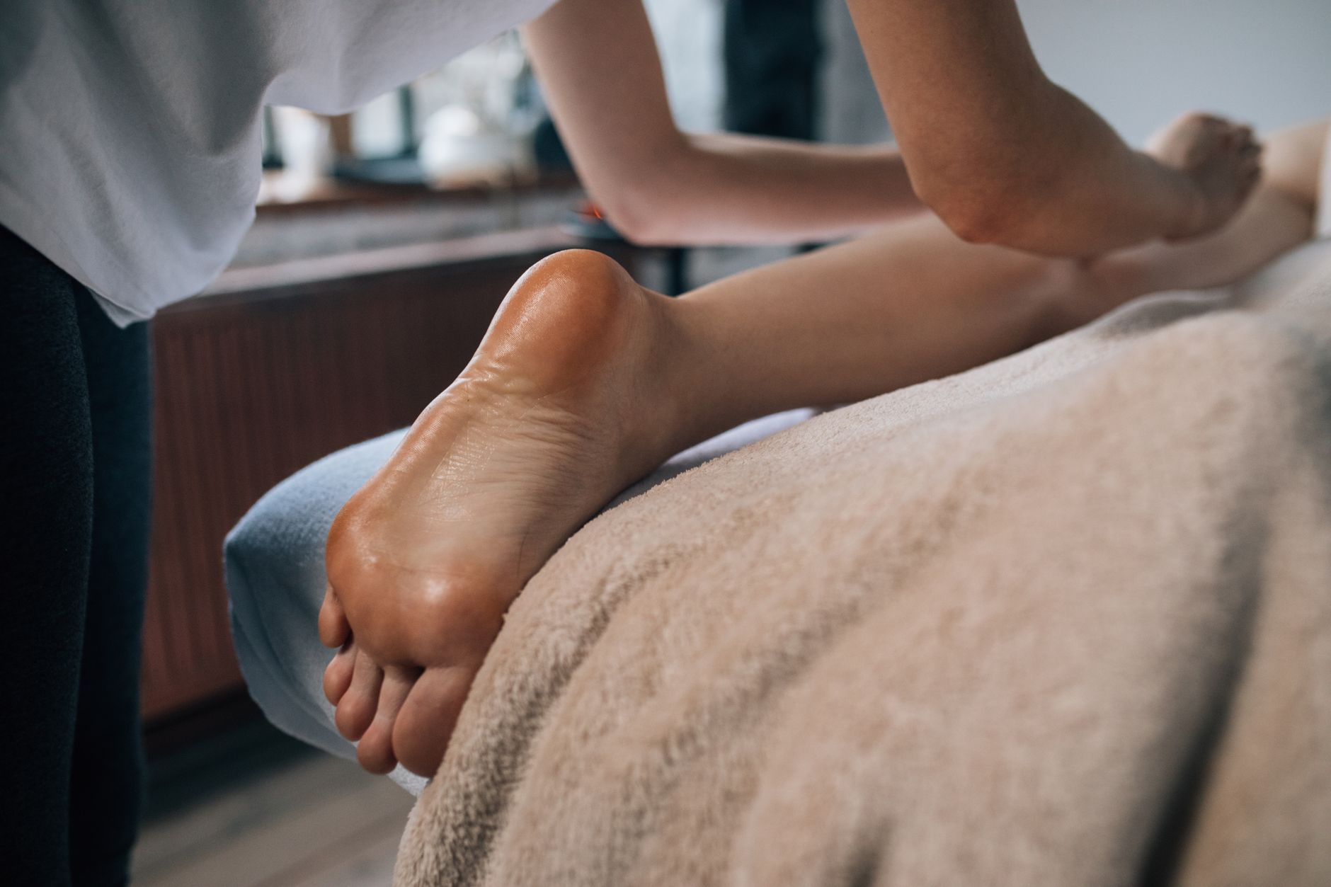 Fascite plantar: dor no calcanhar nos primeiros passos e tratamento com fisioterapia